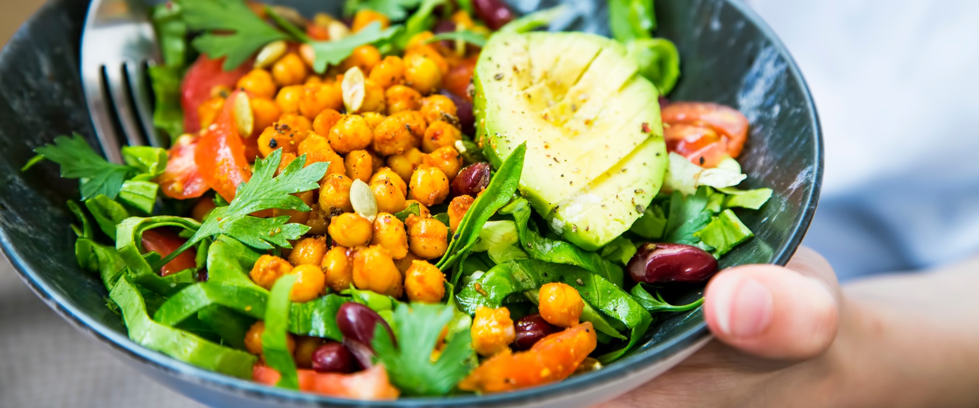 Clean eating, vegane gesunde Salatschüssel Nahaufnahme, Frau hält s